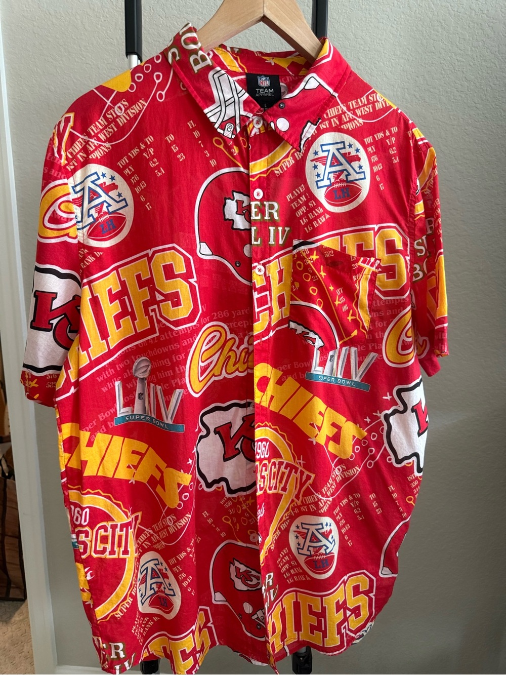 FOCO Kansas City Chiefs Retro Style Button Up Shirt Large